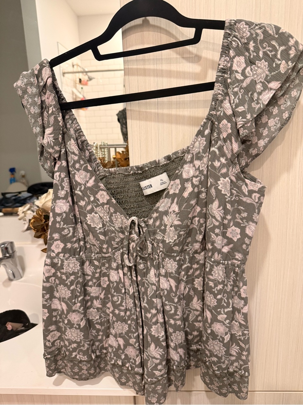 Hollister Floral Tie-Front Puff Sleeve Top in Sage and Light Pink